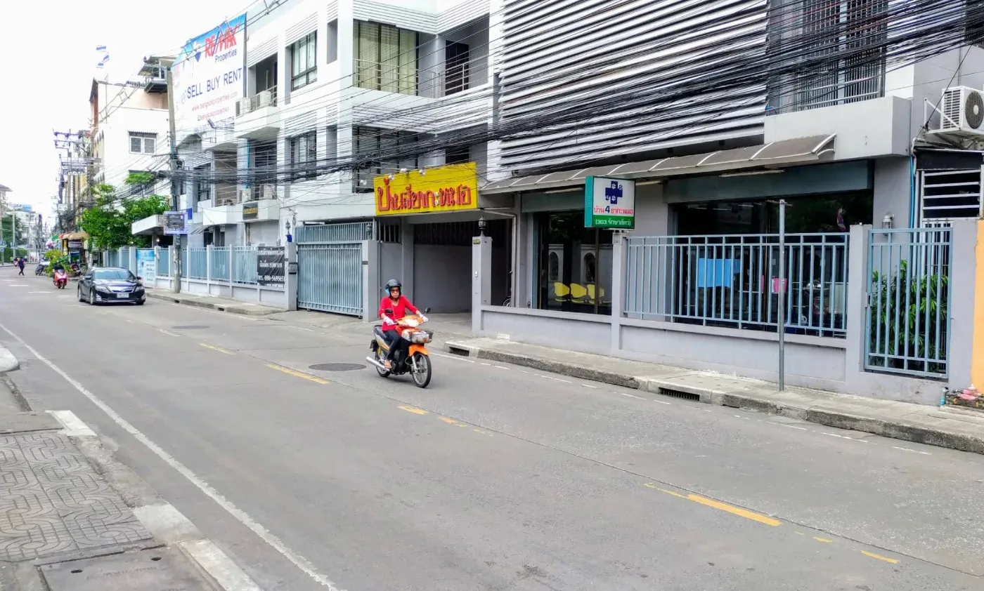 Phromphong Veterinary Hospital คลินิก-โรงพยาบาลสัตว์ กรุงเทพมหานคร 3